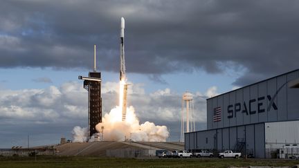 Une fusée&nbsp;Falcon 9 de l'entreprise SpaceX&nbsp;(illustration Décembre 2020). (JOE MARINO / MAXPPP)