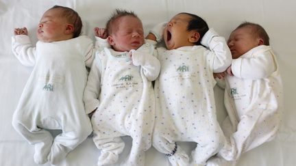 Des nouveau-nés dans une maternité de Munich (Allemagne), le 18 janvier 2011. (MICHAELA REHLE / REUTERS)