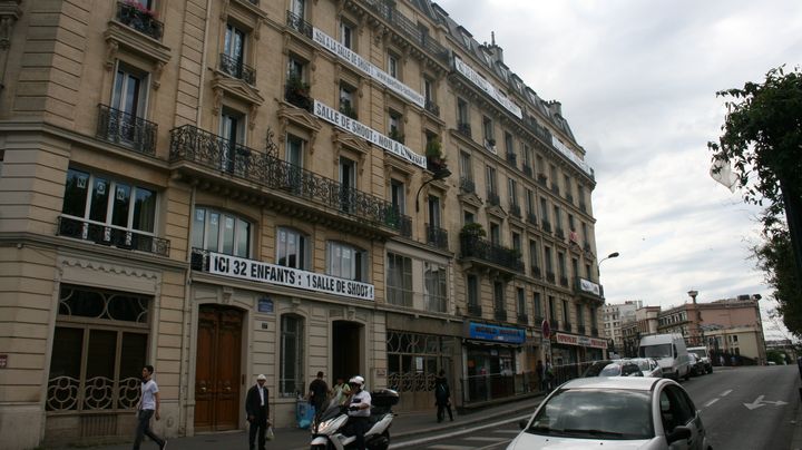 Sur les fen&ecirc;tres du 39, boulevard de La Chapelle, des habitants ont scotch&eacute; des affichettes pour montrer leur d&eacute;saccord avec l'installation de la future "salle de consommation de drogues &agrave; moindre risque". (FRANCETV INFO)