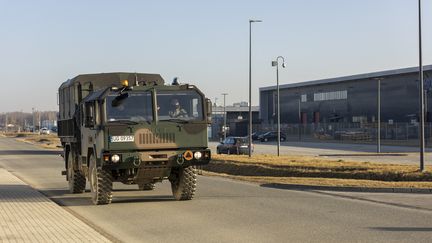 Un véhicule militaire à&nbsp;Rzeszow, en Pologne, le 23 février 2022. (AGNIESZKA MAJCHROWICZ / ANADOLU AGENCY / AFP)