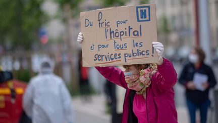 En France, c'est devant l'hôpital de la Timone à Marseille que quelques dizaines de manifestants avaient choisi de se rassembler brièvement, pour demander notamment un meilleur financement de l'hôpital public. (CHRISTOPHE SIMON / AFP)