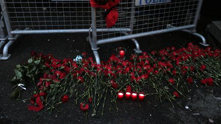 Des fleurs sont déposées, le 1er janvier 2017, devant le Reina à Istanbul, en Turquie, après l'attaque de cette boite de nuit par un assaillant armé. (HUSEYIN ALDEMIR / REUTERS)