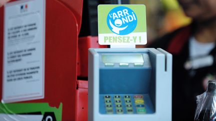 Dans un supermarch&eacute; Franprix &agrave; Paris pratiquant l'op&eacute;ration "L'Arrondi", le 18 septembre 2013. (ERIC PIERMONT / AFP)