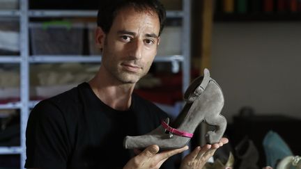 Le designer israélien Kobi Levi avec un de ses modèles
 (THOMAS COEX / AFP)