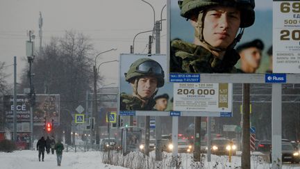 Panneaux appelant à rejoindre l'armée à Saint-Pétersbourg, Russie, le 28 novembre 2023. (ANATOLY MALTSEV / MAXPPP)