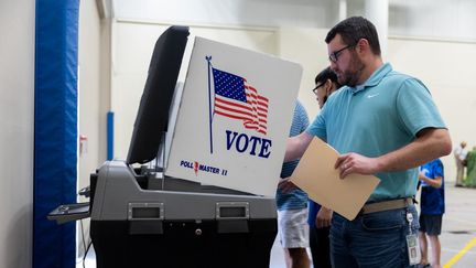 Un homme vote à Wichita (Kansas), le 2 août 2022. (NATHAN POSNER / ANADOLU AGENCY / AFP)