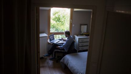 Un homme participe à une vidéoconférence depuis chez lui, près de Nantes, le 14 mai 2020. (LOIC VENANCE / AFP)