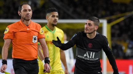 Marco Verratti implore Mikaël Lesage lors de la défaite du PSG à Nantes, samedi 19 février.&nbsp; (SEBASTIEN SALOM-GOMIS / AFP)