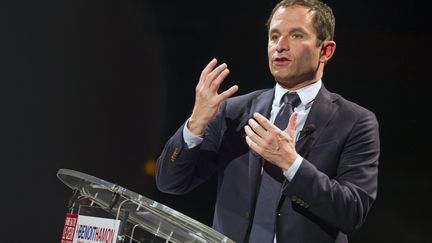 Benoit Hamon, candidat à la primaire de la gauche, en meeting à Clermont-Ferrand, le 16 janvier 2017. (THIERRY ZOCCOLAN / AFP)