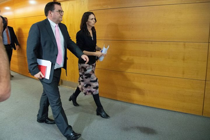 La Première ministre néo-zélandaise Jacinda Ardern et le ministre des Finances Grant Robertson&nbsp; arrivent pour participer à une conférence de presse un jour avant que le pays ne soit mis en quarantaine, au Parlement de Wellington le 24 mars 2020.&nbsp; (MARTY MELVILLE / AFP)