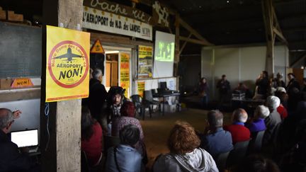 Des militants opposés à l'aéroport de Notre-Dame-des-Landes, le 26 juin 2016, dans la grange de la Vache Rit à&nbsp;Notre-Dame-des-Landes. (LOIC VENANCE / AFP)