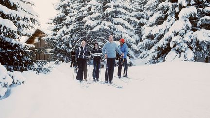 Valéry Giscard d'Estaing avec sa famille dans la station de Courchevel, dans les Alpes, en février 1976. (- / AFP)