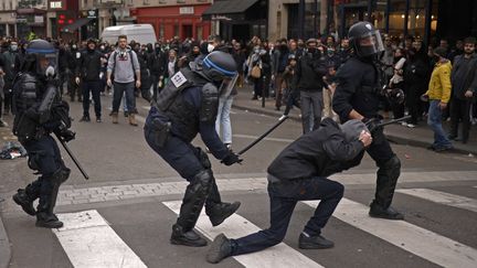 Interpellation pendant la manifestation contre la réforme des retraites, à Paris, le 23 mars 2023. (YOAN VALAT / MAXPPP)