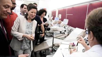 Agnès Buzyn, ministre de la Santé, en visite à l'Etablissement français du sang. (MAXPPP)