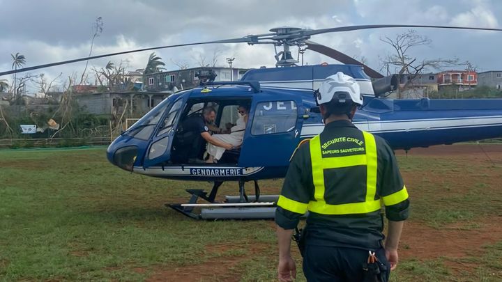 Bérengère a pu monter dans l'hélicoptère de la gendarmerie, dans l'après-midi du 15 décembre, afin d'accoucher à la maternité de Mamoudzou. (FRANCE INFO / RADIO FRANCE)