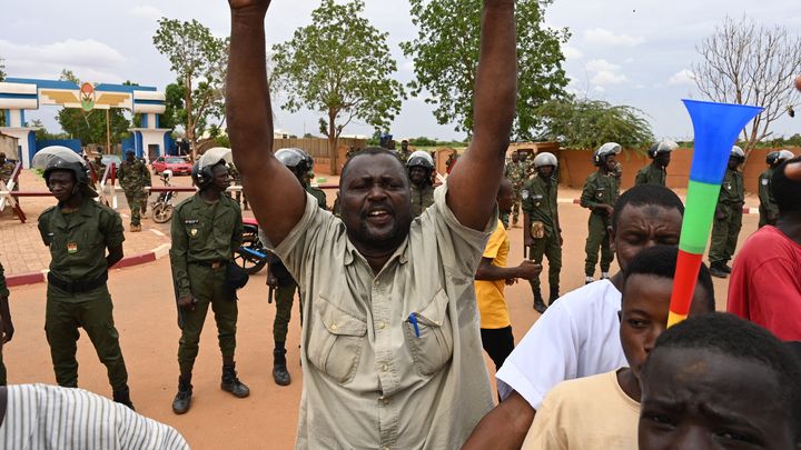 Un partisan des putschistes participe à la manifestation organisée près de la base militaire française, le 11 août 2023 à Niamey (Niger). (AFP)