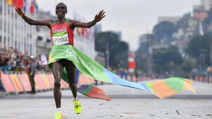 Le champion kenyan&nbsp;Eliud Kipchoge franchit la ligne d'arrivée du marathon aux Jeux olympiques de Rio en vainqueur, le 21 août 2016. (OLIVIER MORIN / AFP)