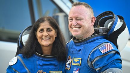 Les astronautes de la NASA Butch Wilmore (à droite) et Suni Williams aux États-Unis le 5 juin 2024. (MIGUEL J. RODRIGUEZ CARRILLO / AFP)