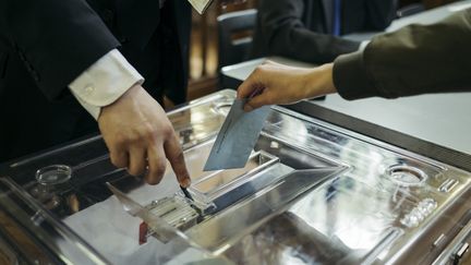 Un électeur vote lors du second tour de l'élection présidentielle en 2017.&nbsp; (DENIS MEYER / HANS LUCAS)