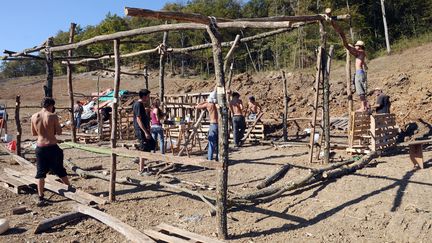 Des opposants au projet de barrage de Sivens (Tarn) &eacute;rigent une construction sur le site du chantier, le 29 octobre 2014. (REMY GABALDA / AFP)