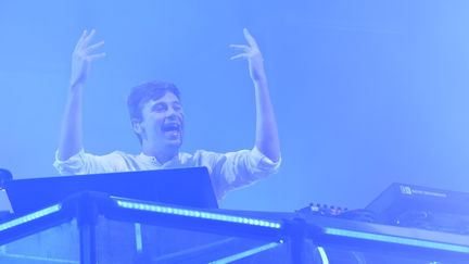 Pendant tout le show, l'Australien Flume garde le sourire et semble s'amuser comme un enfant, en surplomb sur ses cubes de verres lumineux,vendredi 25 août à Rock en Seine.
 (Bernard Barbereau / FTV)