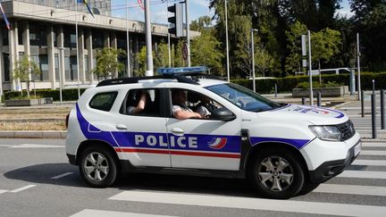 Une voiture de police à Grenoble, le 26 août 2023. (LAURE BOYER / HANS LUCAS / AFP)