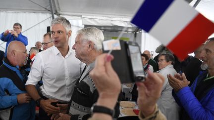 Le président des Républicains, Laurent Wauquiez, salue des militants avant un discours aux Estables (Haute-Loire), le 26 août 2018. (PHILIPPE DESMAZES / AFP)