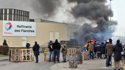 Des salariés de la raffinerie des Flandres mettant en place un barrage près du site le 14 janvier 2010 (AFP - Philippe HUGUEN)