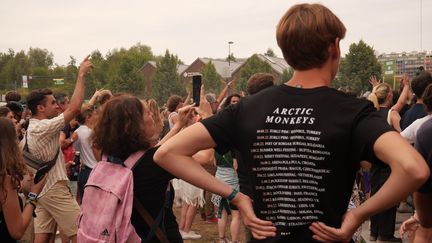 Quatre heure avant le retour des princes du rock anglais, les Arctic Monkeys. Dans l'assemblée, l'armée des T-shirts à l'effigie du groupe&nbsp;envahit peu à peu les pelouses du festival. Certains&nbsp;sont postés près de la grande scène depuis l'ouverture du Domaine Saint-Cloud, dans l'espoir d'être&nbsp;au premier rang pour le concert événement. (NISRINE MANAI / FRANCEINFO CULTURE)