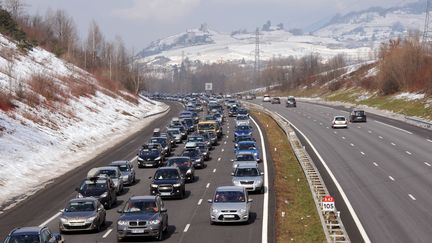 Sur l'A43, pr&egrave;s d'Albertville, la circulation est dense dans le dense des d&eacute;parts, le 16 f&eacute;vrier 2013. (JEAN-PIERRE CLATOT / AFP)