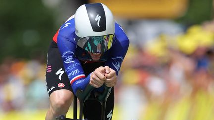 Rémi Cavagna (Soudal Quick-Step) lors du contre-la-montre de la 16e étape du Tour de France, entre Passy et Combloux, le 18 juillet 2023. (THOMAS SAMSON / AFP)