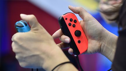 Les manettes de la console Switch de Nintendo. (KAZUHIRO NOGI / AFP)