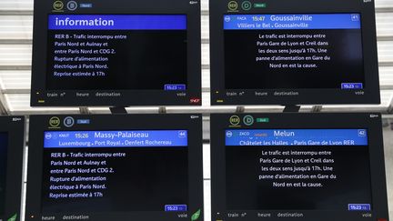 Panneaux d'affichage RER, gare du Nord à Paris, le 7 décembre 2016. (PATRICK KOVARIK / AFP)