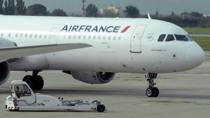 Un avion d'Air France sur le tarmac de l'aéroport de Marseille-Provence, le 5 octobre 2015. (BORIS HORVAT / AFP)