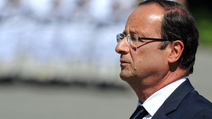 Fran&ccedil;ois Hollande rend hommage au dernier soldat mort en Afghanistan en passant en revue les troupes, &agrave; Chamb&eacute;ry, le 11 ao&ucirc;t 2012. (JEAN-PIERRE CLATOT / AFP)