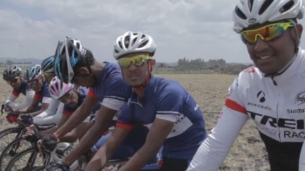 L'équipe de cycliste de réfugiés érythréens avec leur entraîneur à Addis Abeba, la capitale de l'Ethiopie (Capture d&#039;écran du site du HCR )