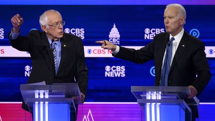 Les candidats démocrates Bernie Sanders (gauche) et Joe Biden (droite), lors d'un débat organisé le 25 février 2020.&nbsp; (JIM WATSON / AFP)