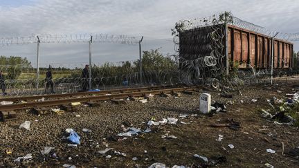 Pour verrouiller la fronti&egrave;re, un wagon couvert de barbel&eacute;s, &agrave; Horgos. (ARMEND NIMANI / AFP)