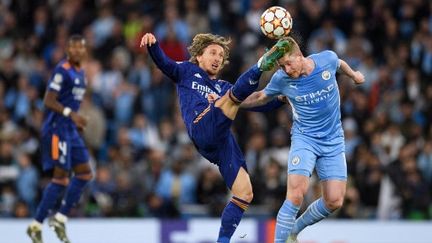 Luka Modric et Kevin De Bruyne en demi-finales aller de la Ligue des champions, à Manchester, le 26 avril 2022. (OLI SCARFF / AFP)