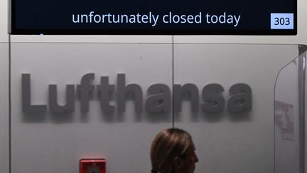 An announcement above a Lufthansa counter, closed due to strike, on February 7, 2024 at Frankfurt airport (Germany).  (KIRILL KUDRYAVTSEV / AFP)