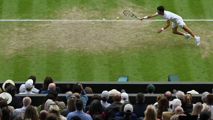 L'Espagnol Carlos Alcaraz, lors de son huitième de finales à Wimbledon, face à l'Italien Matteo Berrettini, le 10 juillet 2023. (GLYN KIRK / AFP)