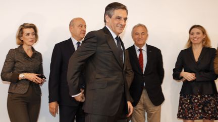 François Fillon lors de la photo de famille avec Alain Juppé, à la Haute Autorité de la primaire, le 28 novembre 2016. (FRANCOIS GUILLOT / AFP)