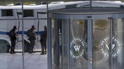 Le bâtiment de Wagner à Saint-Pétersbourg, le 24 juin 2023. Les forces de l'ordre russes en bloquent l'accès. (ANATOLY MALTSEV / EPA VIA MAXPPP)