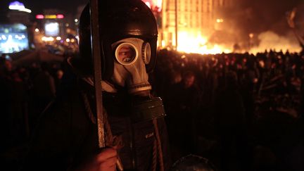 Pour se prot&eacute;ger des forces de l'ordre, les contestataires ont dress&eacute; un mur de feu. Derri&egrave;re ce rideau de flammes, des opposants, casqu&eacute;s, &eacute;quip&eacute;s de gourdins et de boucliers en m&eacute;tal semblables &agrave; ceux des policiers, formaient une premi&egrave;re ligne de d&eacute;fense.&nbsp; (SERGEI CHUZAVKOV / AP / SIPA)