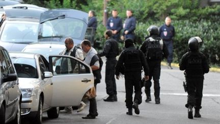 Déploiement de policiers dans le quartier de la Villeneuve à Grenoble le 4 août 2010 (AFP - JEAN-PIERRE CLATOT)