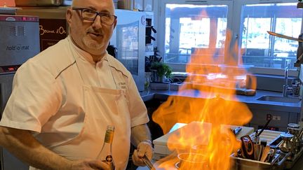 Pascal Borrell dans sa cuisine ouverte sur le port de Banyuls. (RF / BERNARD THOMASSON)