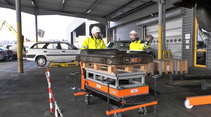 Première précaution sur les véhicules électriques ou hybrides, récupérer délicatement le bloc "batteries".&nbsp; (INDRA POUR FRANCE INFO)