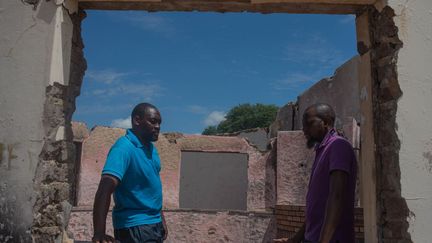 Ces deux anciens soldats d'origine angolaise sont tiraillés entre leur pays où ils restent considérés comme des traitres, et l'Afrique du Sud post-apartheid. Un pays bien différent de celui pour lequel ils ont combattu pendant 15 ans dans le sud de l'Angola contre les forces gouvernementales soutenues par Cuba. Ils ont ensuite été rapatriés en Afrique du Sud et stationnés à Pomfret, comme l'explique sur son blog, Lignes de défense, Philippe Chapleau. «Il n'y avait pas d'apartheid au "32". Là où les Blancs buvaient, on buvait. Là où les Blancs dormaient, on dormait», raconte l'un de ces anciens militaires ayant combattu en Angola pour le compte de l'armée de l'apartheid. Malgré des conditions de vie déplorables dans cette ville fantôme privée d'léctricité et où l'eau ne coule qu'une une fois par semaine, ils n'envisagent pas de s'établir ailleurs. Toutefois pour un retraité afrikaners, «l'argent qu'ils ont reçu aurait dû leur permettre d'acheter des maisons et de partir», estimant que «c'est leur responsabilité, pas celle du gouvernement».  (MUJAHID SAFODIEN / AFP)