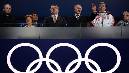 Le président du Comité international olympique, Thomas Bach (à gauche), au côté du président russe, Vladimir Poutine, lors de la cérémonie de clôture des Jeux olympiques d'hiver de Sotchi, le 23 février 2014. (PETER PARKS / AFP)