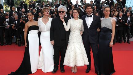 Pedro Almodóvar entouré de ses actrices sur le tapis rouge.
 (Valery HACHE / AFP)